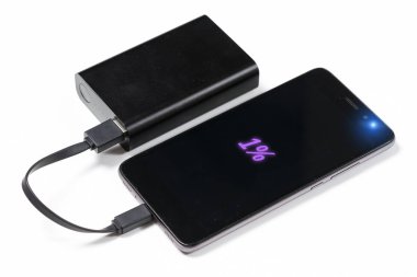 smartphone üzerinde beyaz izole siyah pil güç bankadan şarj
