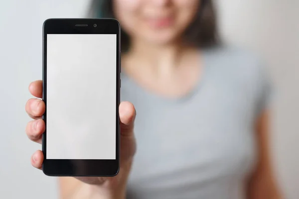 Siyah telefon içindeki beyaz kırpma yolu üzerinde tutan el kadar kapatın.