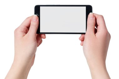 Boş ekranda izole beyaz arka plan ile siyah Smartphone holding eller.