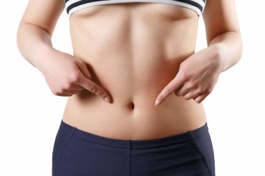 genç kadın yakın çekim ince güzel bel. Beyaz arka plan üzerinde izole. Karnının alt kısmında iki parmak Puan.