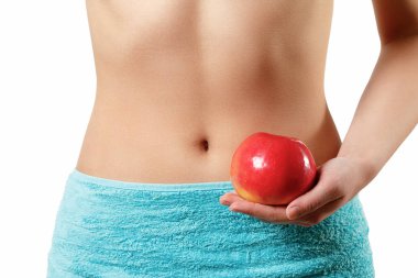 kadın bir havlu döndü ve Kırmızı elma tutan Spa sonra. beyaz izole