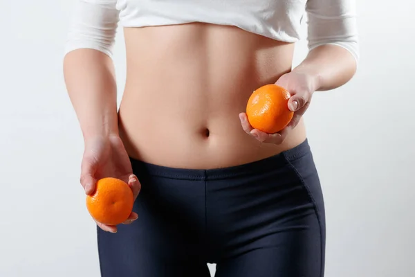白に手での柑橘類を持つ少女の図 — ストック写真