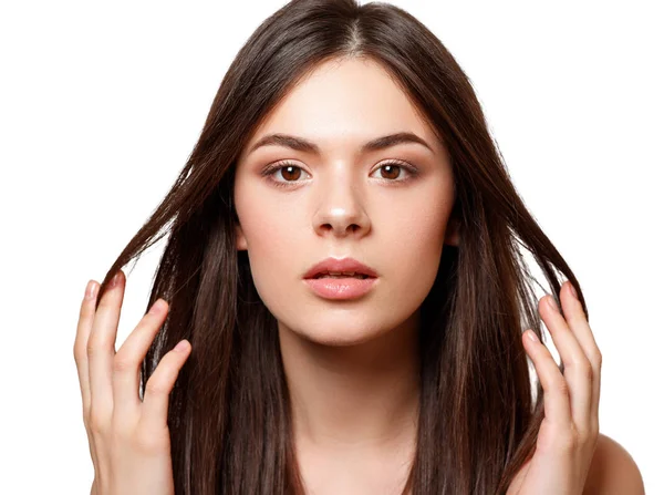 Retrato de belleza de una joven morena hermosa con ojos marrones y cabello largo y liso aislado sobre fondo blanco — Foto de Stock