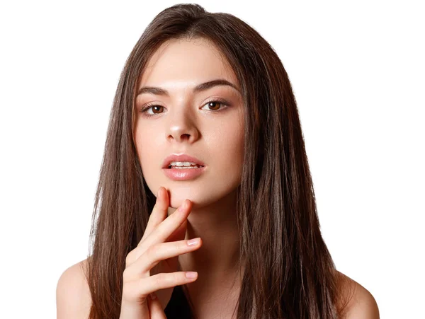 Retrato de belleza de una joven morena hermosa con ojos marrones y cabello largo y liso aislado sobre fondo blanco — Foto de Stock