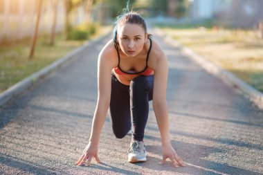 Başlangıç konumu açık fitness kadın runner