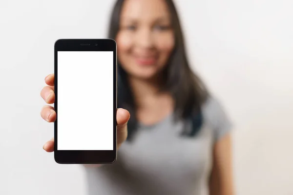 Siyah telefon içindeki beyaz kırpma yolu üzerinde tutan el kadar kapatın