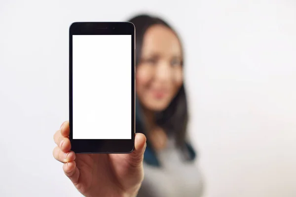 Siyah telefon içindeki beyaz kırpma yolu üzerinde tutan el kadar kapatın