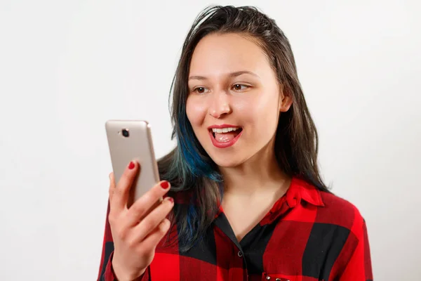 Девушка машет на смартфон во время видеозвонка изолированы на белом фоне — стоковое фото