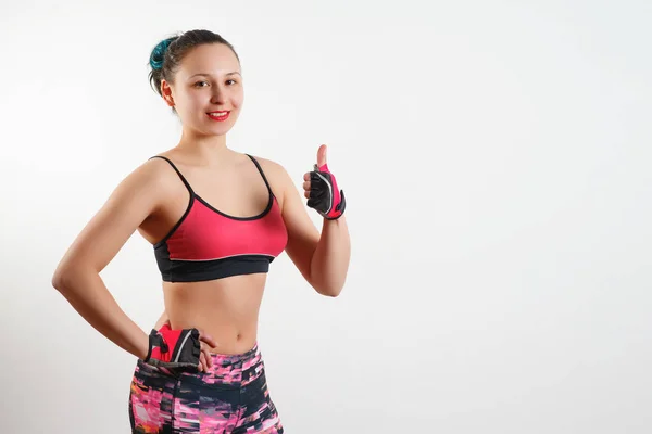 Jonge vrouw gelukkig fitness duimen opdagen — Stockfoto