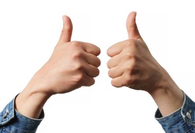 İki başparmağını havaya kaldıran kadın