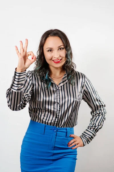 Empresario muestra signo de mano OK en el estudio, en blanco. marco vertical — Foto de Stock