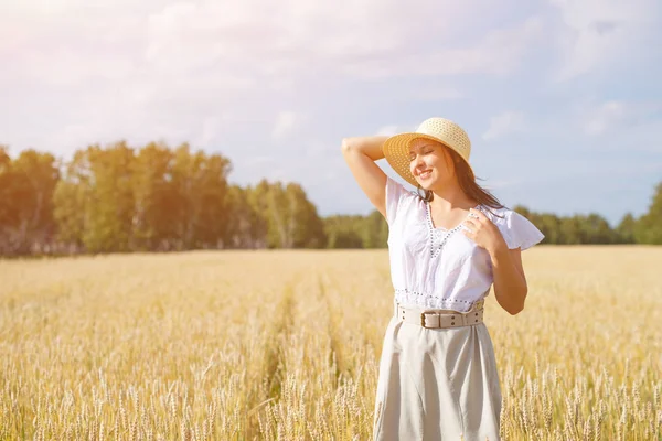 Joven hermosa mujer en el campo de trigo dorado. concepto de verano, libertad, calidez, cosecha, agricultura —  Fotos de Stock
