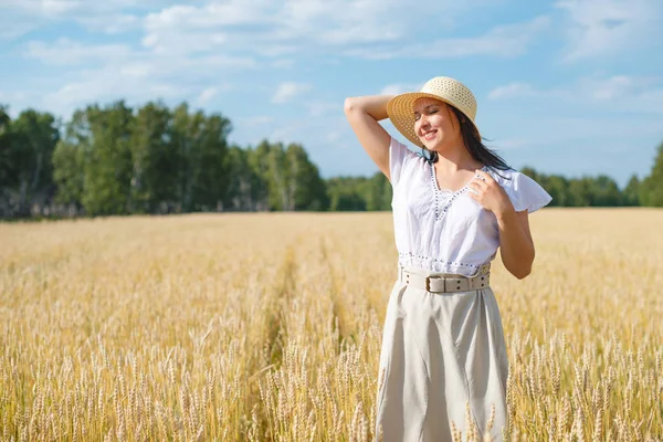 Joven hermosa mujer en el campo de trigo dorado. concepto de verano, libertad, calidez, cosecha, agricultura —  Fotos de Stock