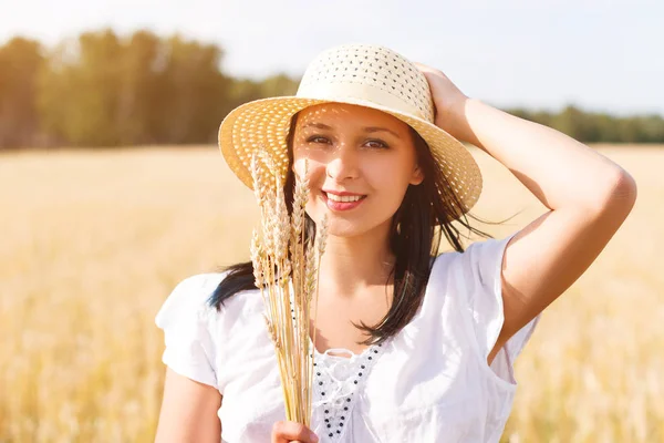 Young beautiful woman in golden wheat field. concept of summer, freedom, warmth, harvest, agriculture — Stock Photo, Image