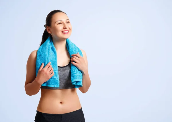 Portret Szczęśliwej Młodej Fitness Kobiety Sportowej Odzieży Ręcznikiem Ramionach Niebieskim — Zdjęcie stockowe