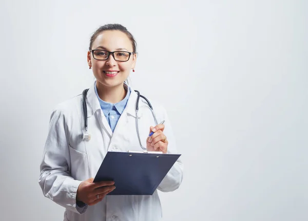 Retrato Uma Mulher Médica Óculos Com Estetoscópio Prancheta Fundo Branco — Fotografia de Stock