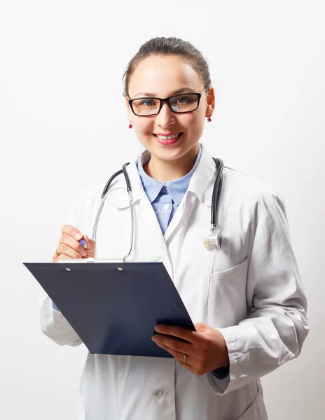 Retrato Uma Mulher Médica Óculos Com Estetoscópio Prancheta Fundo Branco — Fotografia de Stock