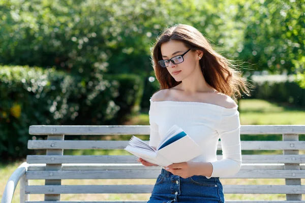 Vacker Ung Flicka Läser Bok Sommarpark Utomhus — Stockfoto