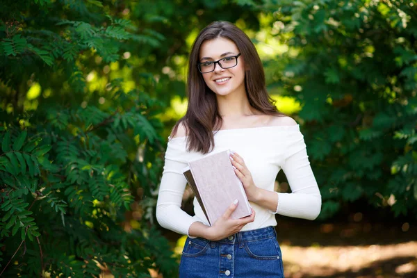 Портрет Молодої Красивої Студентки Дівчини Книгами — стокове фото