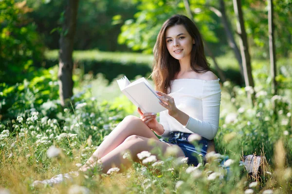 Krásná Mladá Dívka Čte Knihu Letním Parku Venku — Stock fotografie