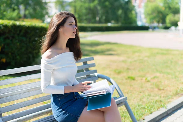 Ung Kvinna Läser Bok Bänk Park Sommardag — Stockfoto