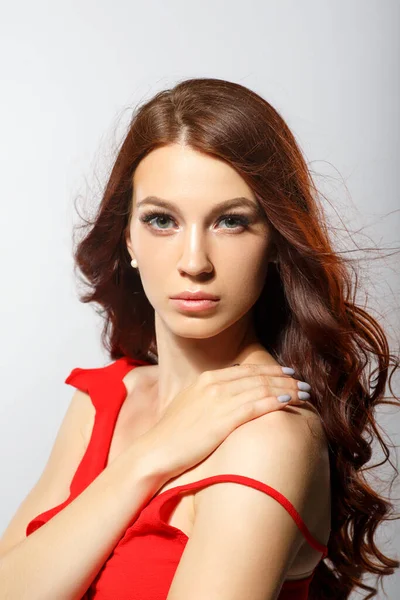 Krása Portrét Krásné Mladé Ženy Červenými Kudrnatými Vlasy Bílém Pozadí — Stock fotografie