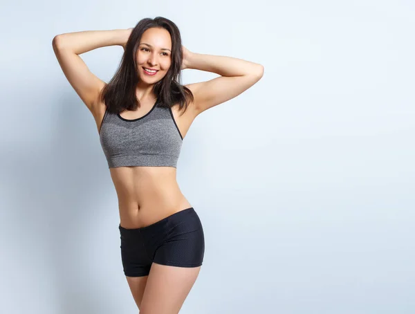 Retrato Una Joven Mujer Fitness Delgada Sobre Fondo Azul — Foto de Stock