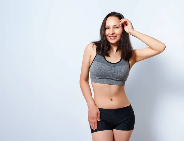 Portret Van Een Jonge Slanke Fitness Vrouw Een Witte Achtergrond — Stockfoto