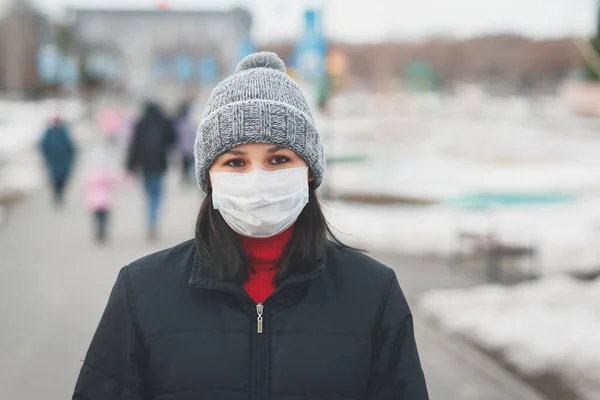 Junge Europäerin Einer Medizinischen Einmalmaske Auf Der Straße Der Stadt — Stockfoto