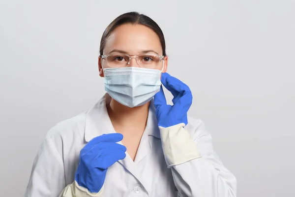 Young Female Doctor Putting Protective Mask Her Face Protection Coronavirus — Stock Photo, Image