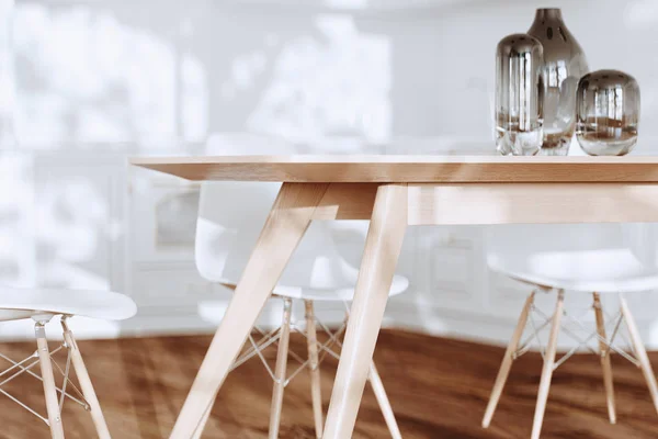 Mesa de madera de mediados de siglo en cocina blanca de cerca 3d render —  Fotos de Stock