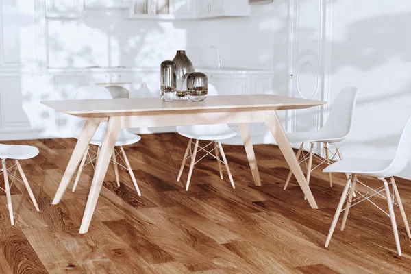 Mesa de madeira do meio do século na cozinha branca 3d render — Fotografia de Stock