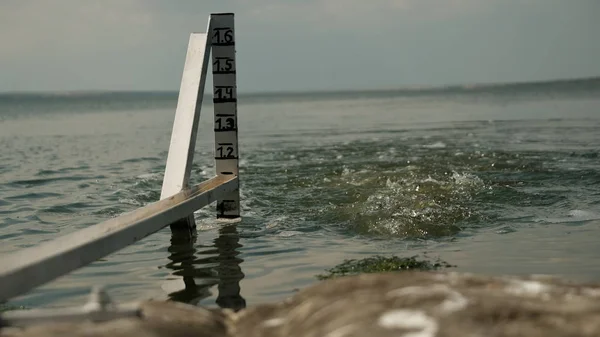 Su seviyesi metre zemin üzerine kaynar su.