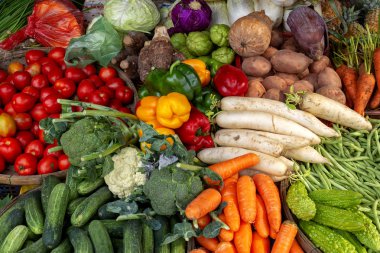 Bir Asya pazarında sebze bardak kadar kapatın