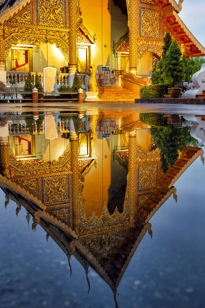 Reflection Wihan Luang Wat Phra Singh Water Puddle Chiang Mai — Stock Photo, Image