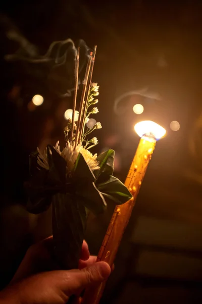 Handen Håller Traditionella Thailändska Erbjudande Rökelse Blommor Och Ljus — Stockfoto