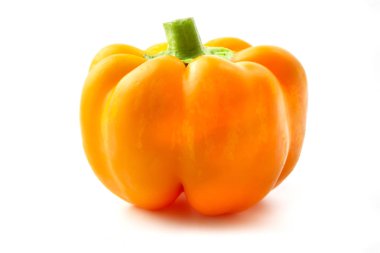 Beyaz bir arka planda turuncu dolmalık biber (Capsicum annuum)