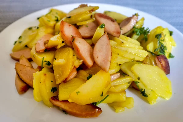 Prato Salsichas Cervelat Com Batatas — Fotografia de Stock