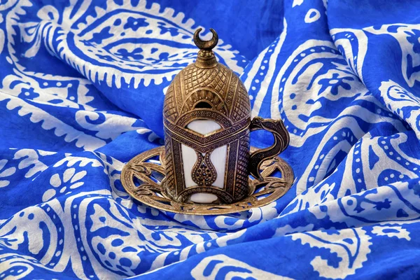 一个阿塞拜疆蓝色 Kelaghayi 和一个装饰过的咖啡杯的特写镜头 — 图库照片