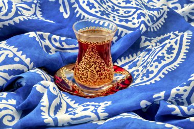 Geleneksel Armudu (çay fincanı) ve Kelaghayi (eşarp)