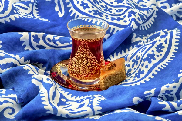 Traditional Armudu Tea Cup Pakhlava Kelaghayi Scarf — Stock Photo, Image