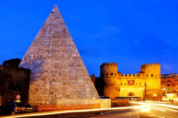 Pirâmide Céstio Porta San Paolo Roma Itália — Fotografia de Stock