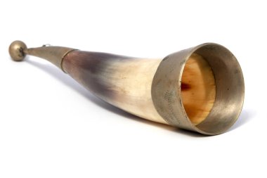 Kantsi, beyaz arka planda boğa boynuzu içen bir Gürcü.