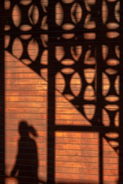 Silhouette Einer Frau Beim Gehen — Stockfoto