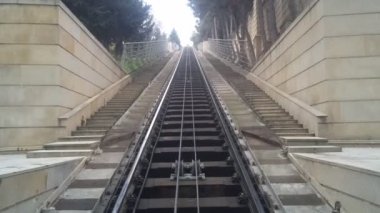 Behram Gur ve şehit Lane adlı iki bağlayan füniküler Bakü, Azerbaycan - 12 06 2018 - tam sürüş istasyonları