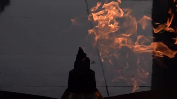 아제르바이잔에서 레인에 영원한 불꽃의 슬로우 비디오 스톡 비디오
