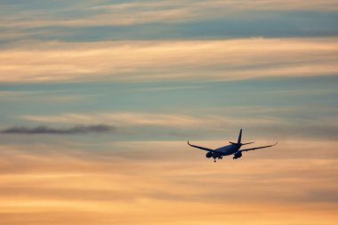 Uçak gün batımında havalanıyor.