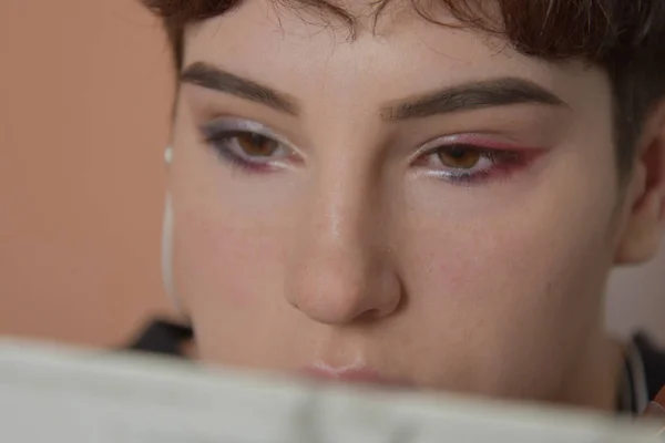 Retrato de una joven que se maquilla . — Foto de Stock