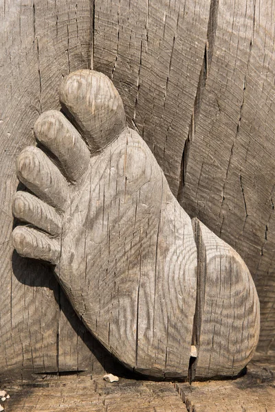 Gros plan des pieds sculptés dans le bois — Photo
