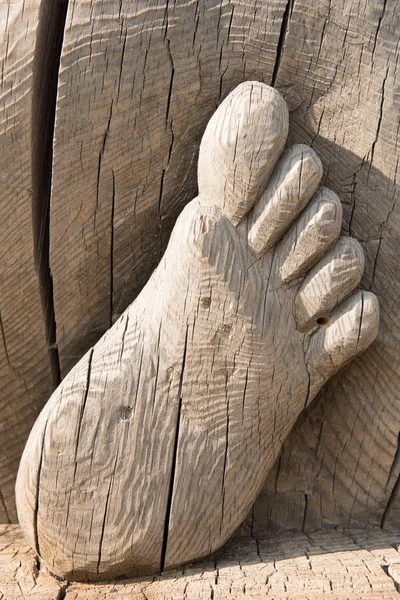 Primer plano - pies tallados en madera — Foto de Stock
